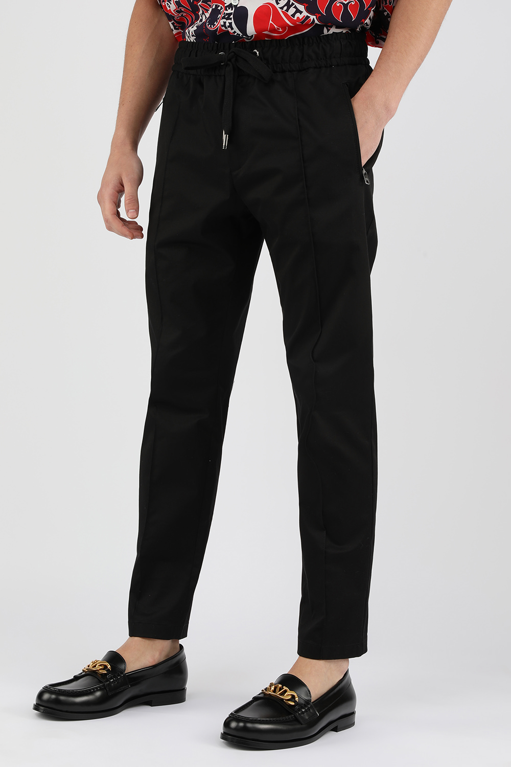 תמונת כל הלוק של נעלי מוקסין מעור מבריק עם אלמנט זהב